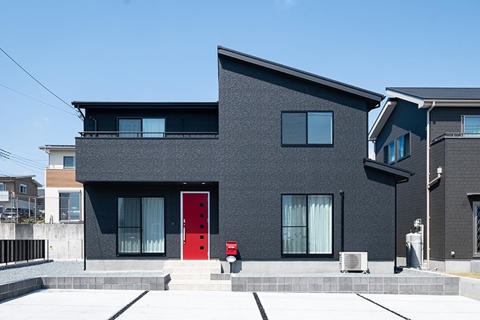 ブラックの外壁に赤いドアがかっこよく映えるモダンな家@富士宮