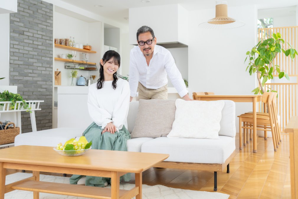 リノベ後のリビングでくつろぐ家族