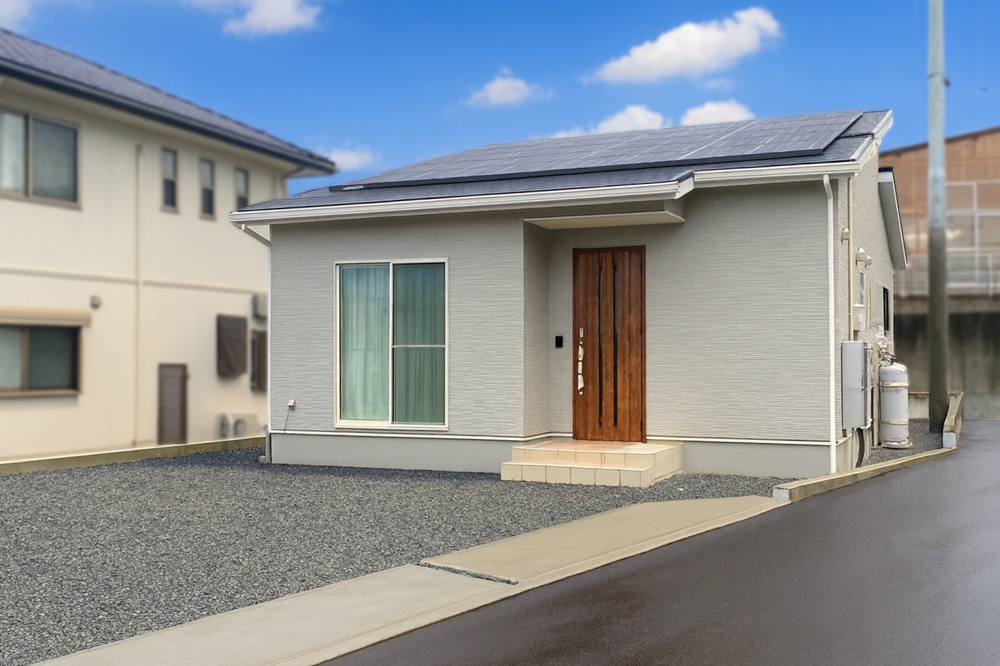 富士市厚原Cモデルハウスの外観写真。22坪3LDKの平屋住宅。広い敷地と駐車スペース、完成外構付きの高性能ZEH住宅。