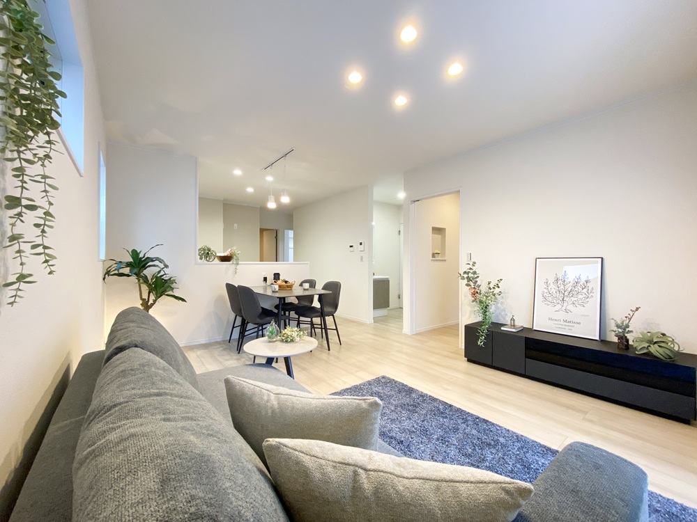 富士市厚原Cモデルハウス｜22坪の平屋住宅の明るいリビング。勾配天井と木目インテリアが心地よい開放的な空間。