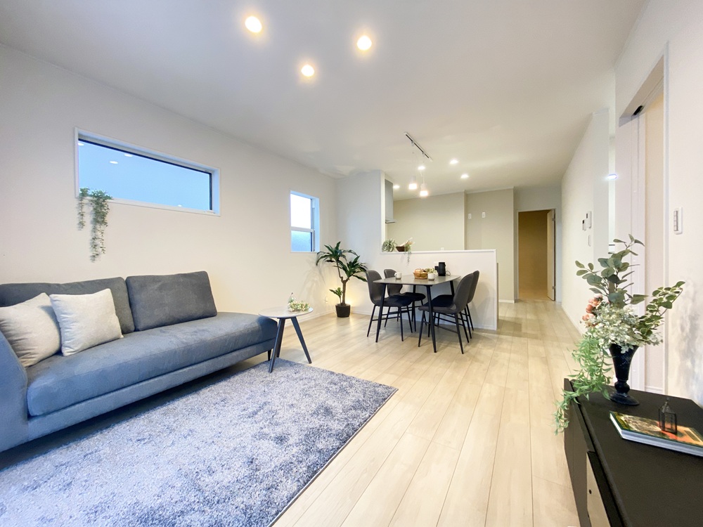 富士市厚原22坪平屋モデルハウスのリビングとダイニング。LDKから全室につながる動線設計で、家族が快適に暮らせる住まい。